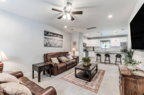 Stylish 3 BDR House 5 miles to Downtown!
